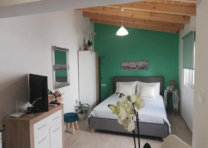 Διαμέρισμα Small With Yard