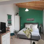 Διαμέρισμα Small With Yard