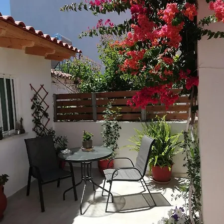 Διαμέρισμα Small With Yard