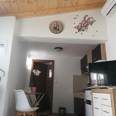 Small With Yard Διαμέρισμα *