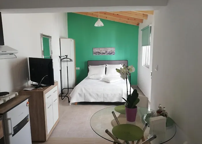 Apartment Small With Yard *