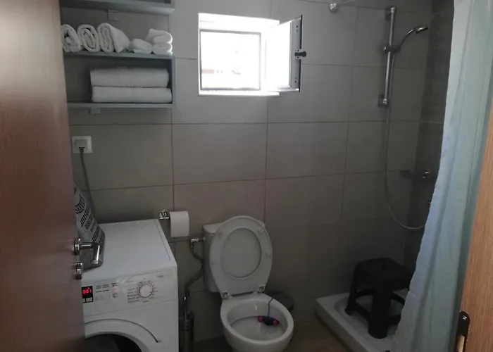 Small With Yard 干尼亞