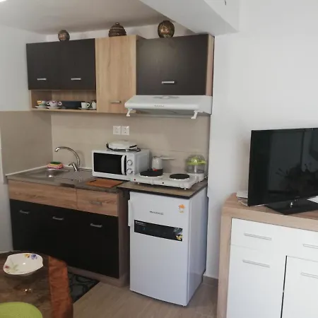 Apartment Small With Yard *